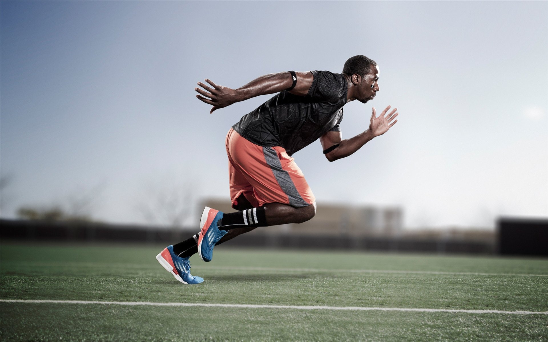 “东安湖赛场跑酷：惊险跃升，挑战极限障碍”